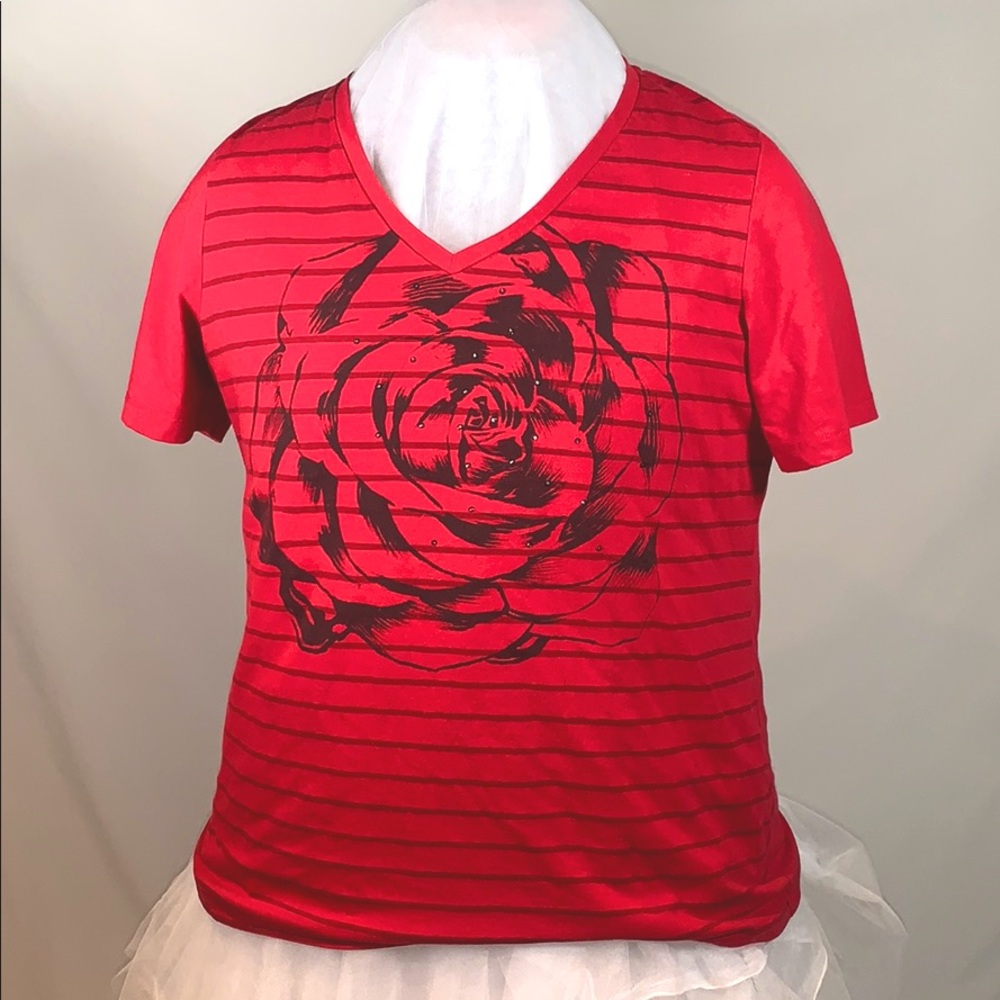 Red v-neck t-shirt with rose pattern